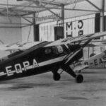 Historisches Kunstflugzeug in Werkshalle