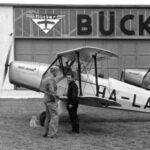 Piloten vor Kunstflugzeug Bücker Bü 131 Jungmann