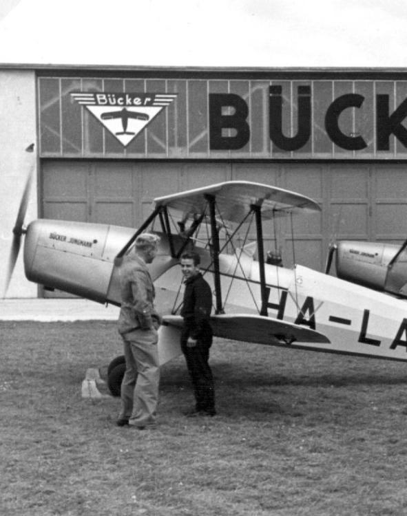 Piloten vor Kunstflugzeug Bücker Bü 131 Jungmann